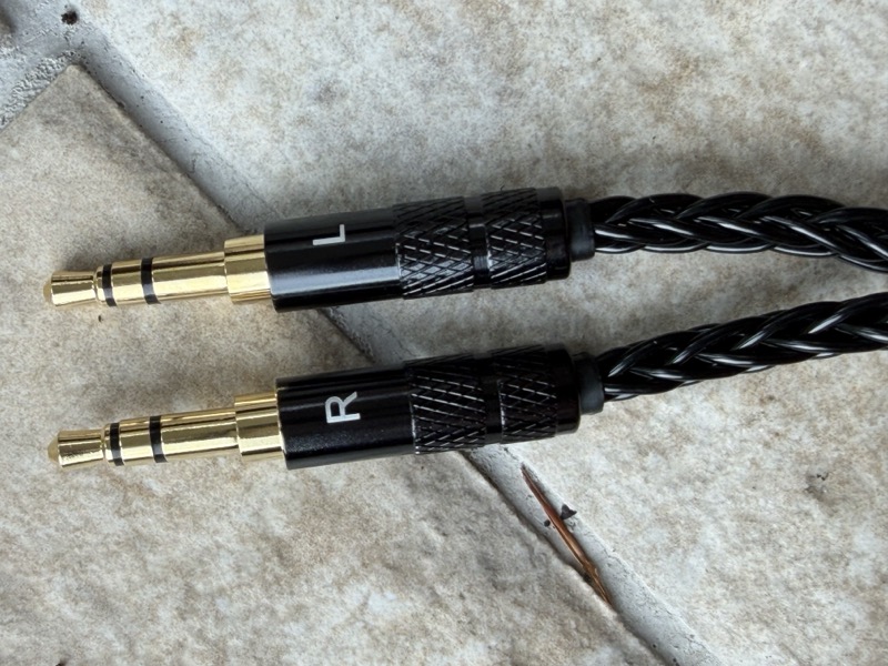 L and R 3.5mm earcup connectors