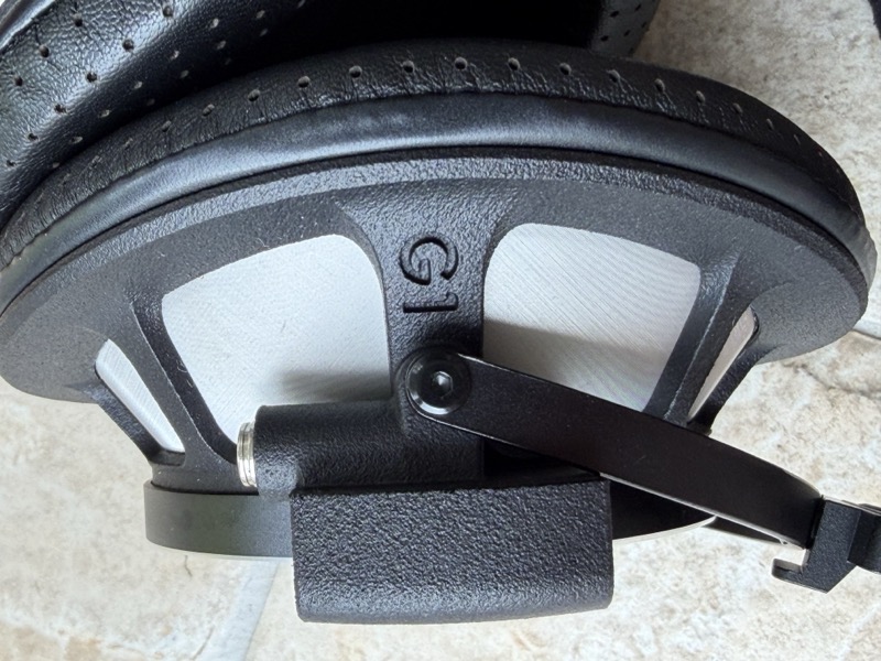 earcup G1 marking and cable connector