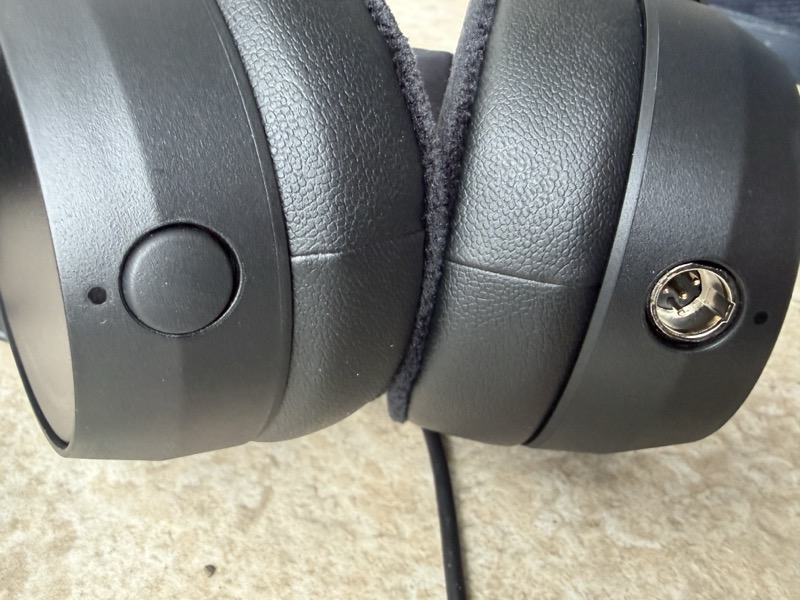 earcup-side socket and controls